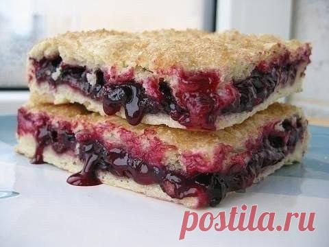 Постный пирог с черной смородиной.