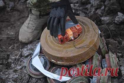 Российские саперы обезвредили минное поле под Мариуполем. Заместитель командира сводного отряда инженерных войск с позывным «Диктор» сообщил об обезвреживании российскими саперами противотанкового минного поля под Мариуполем. Он указал, что Вооруженные силы Украины (ВСУ) установили на данном участке несколько сотен мин. Российские военные уже уничтожили порядка 200 мин ТМ-62.