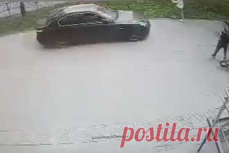 Очевидец рассказал о «неадекватном» поведении влетевшего в толпу водителя BMW. Очевидец сообщил, что устроивший ДТП с четырьмя пострадавшими в подмосковных Мытищах, не пытался тормозить, когда вылетел на тротуар. Момент и последствия аварии он описал в беседе с «Лентой.ру». Ранее прокуратура опубликовала момент ДТП в подмосковных Мытищах, где BMW влетел в толпу людей у колледжа.