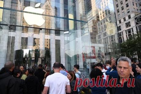 В iPhone 14 сломались сим-карты. Некоторые пользователи новых смартфонов оказались без функции совершения звонков и отправки SMS из-за неизвестной ошибки. По словам пользователей, на экране телефона возникает ошибка «Сим-карта не поддерживается», а затем устройство может зависнуть или перезагрузиться. В Apple признали ошибку и пообещали исправить ее.