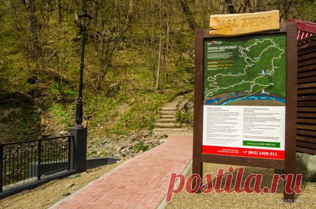 «Тропа здоровья» рассчитана на людей с низкой и средней физической подготовкой, с удовольствием готовых поучаствовать в различных интересных мероприятиях, которые, к тому же, укрепят их здоровье. Тропа начинается возле Rosa Beach. Вы пройдете по горе Псехако. Всего маршрут длится три километра триста метров. / Лето на курорте «Роза Хутор»  |  Россия