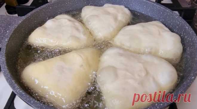 Мясные пирожки без яиц и молока. Муж съедает по 10 штук и не поправляется Мясные пироги были когда-то серьезным кулинарным изобретением человечества. Раньше хранить мясо таким образом не догадывались. Изначально начинку клали в несъедобное тесто, используя его в качестве некого контейнера для переноски. Позднее люди стали делать съедобное тесто с добавлением начинки. Так как мясо было самой востребованной едой прошлого, то выбор добавки пал именно на свинину, говядину и […]