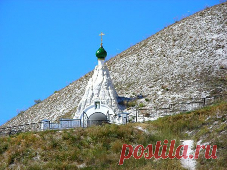 В Костомарово находится один из самых древнейших русских монастырей. Он возник в этом месте, когда на Русь ещё только готовилась принять христианство. Костомаровский монастырь – подлинное чудо России.