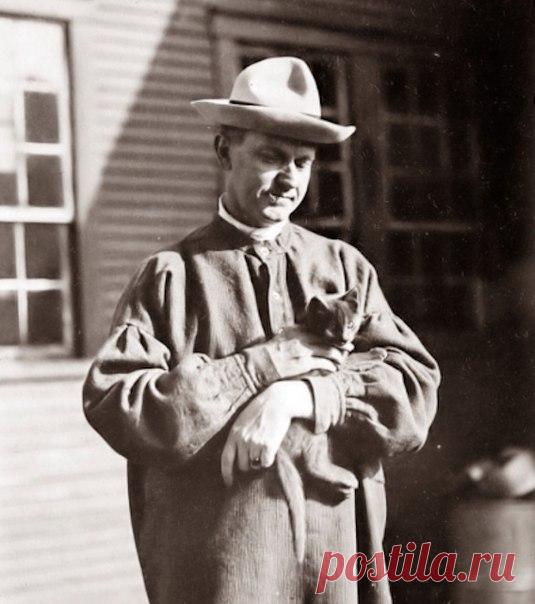 Однажды любимый кот американского президента не вернулся домой. Отчаявшийся хозяин решился на крайние меры – в радиоэфире он обратился за помощью ко всей нации.