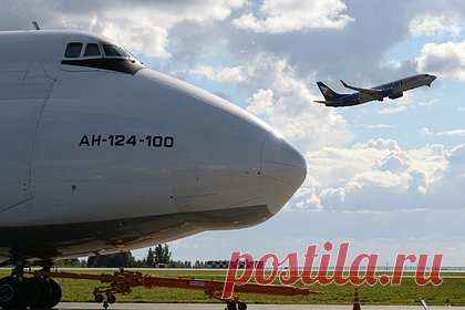 Власти Канады распорядились арестовать российский Ан-124 «Руслан». Зачем Оттава хочет передать его Киеву?. Правительство Канады распорядилось арестовать российский транспортный самолет Ан-124 «Руслан» для его конфискации и дальнейшей передаче Украине. Согласно пресс-релизу, если он будет конфискован, Оттава проработает с Киевом возможности «его перераспределения в целях компенсации жертвам нарушений прав человека.