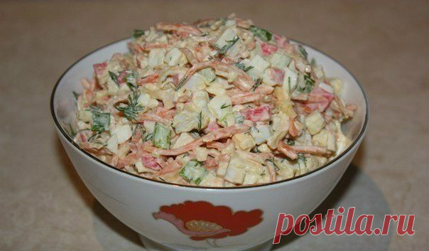 Салат из крабовых палочек с корейской морковкой.