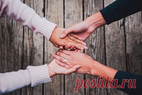 Мужчина рассказал о самых нелепых провинностях перед женой. Мужчина по имени Лейтон из американского штата Мэн поделился списком нелепых причин, по которым ему пришлось извиняться перед своей женой. Американец рассказал, что его жена разозлилась, когда он стоял перед ящиком, который она хотела открыть, а также случайно коснулся ножом тарелки, когда резал стейк.