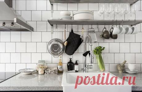 12 способов получить дополнительное пространство на маленькой кухне Использовать столик на колесиках, задействовать поверхность плиты, организовать для крышек собственный дом и еще 9 крутых способов выжать максимум из кухонного пространства. Все для вашего комфорта