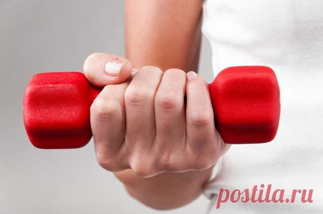 Упражнения для рук с гантелями для женщин