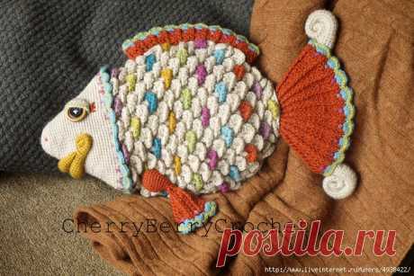 Радужная рыба - диванная подушка.