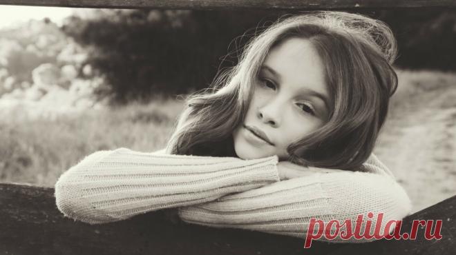 Подростки бывают неразговорчивыми, колючими, раздражительными. Часто не могут понять, что им действительно нравится, сомневаются в своих способностях и пасуют перед успешными сверстниками. В общем, страдают из-за низкой самооценки. Выбрали несколько полезных советов из наших книг: они успокоят, научат быть добрее к себе, подскажут, как раскрыть свой потенциал. Попробуйте пересказать их детям. #mifdetstvo #издательствомиф #папамамам