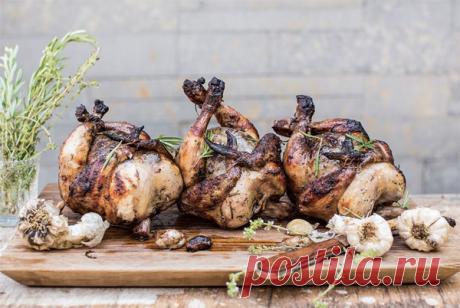 10 рецептов сочной курицы, запеченной целиком
При приготовлении говядины не произойдет ничего страшного, если степень прожарки мяса окажется чуть ниже или выше желаемой. К курице же подобные вольности не применимы: курица с кровью опасна для …