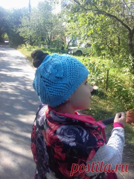 Длиннохвостой девчонке связала шапчонки