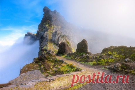 Дорожка в вулканических горах в регионе Мадейра, Португалия. Фото: Катья Красницкая.