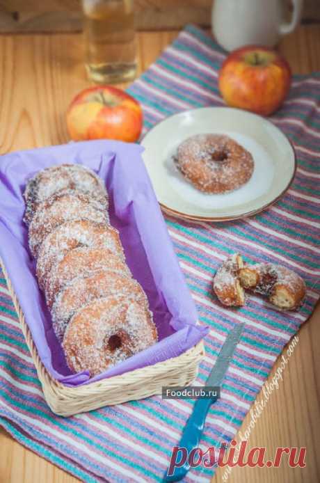 Яблоки в кляре (Frittelle di mele) Сегодня решила сделать такие мои итальянские совершенно мне уже родные Frittelle di mele, которые можно перевести на русский как: Яблоки в кляре или же что-то наподобие Пончиков с яблоками. Этот рецепт самый частый гость на моей кухне и на нашем столе. Классический итальянский простейший рецепт, как наши оладушки, который умеют делать все итальянские женщины. Моя на половину итальянская семья не исключение и такие Frittelle di mele мы куш...