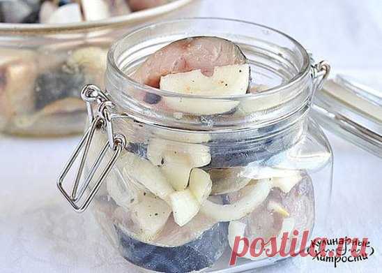 СКУМБРИЯ МАРИНОВАННАЯ 👌
Ингредиенты:
✔ Скумбрия свежемороженная 3 шт.
✔ Лук репчатый 3 шт.
✔ Чеснок 3 зуб.
✔ Сахар 1 ч.л.
✔ Соль 1 ст.л.
✔ Уксус 3 ст.л.
✔ Масло растительное 2 ст.л.
✔ Лавровый лист 2-3 шт.
✔ Перец душистый горошек 1 ч.л.
✔ Смесь перцев по вкусу
Приготовление:
1. Начнем с рыбы. Внимание - все манипуляции проводим с замороженной рыбой! Можете совсем немного разморозить при комнатной температуре, только до того состояния, чтобы рыбку можно было резать. С размороженной рыбой вы