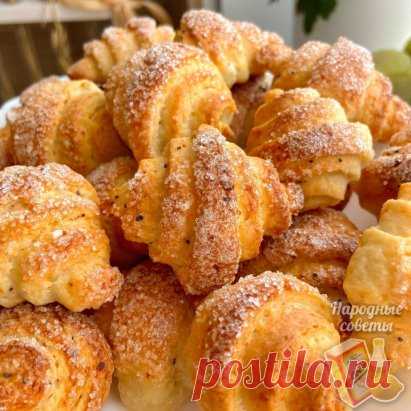 Не успевает остыть, съедается моментально!
Очень Просто и Вкусно! Творожное Печенье!
Ингредиенты
Творог - 300 г
Масло или маргарин - 150 г
Мука - 200-230 г
Сахар - 150 г
Разрыхлитель - 0.5 ч.л.
Соль - щепотка
Мак
Готовим:
1). Творог растереть с мягким маслом или маргарином. Это удобно делать вилкой.
2). Добавить постепенно муку, соль и разрыхлитель. Муки может понадобиться чуть больше.
3). Быстро замесить тесто, не затягивая этот процесс. Тесто должно оставаться очень мягк...