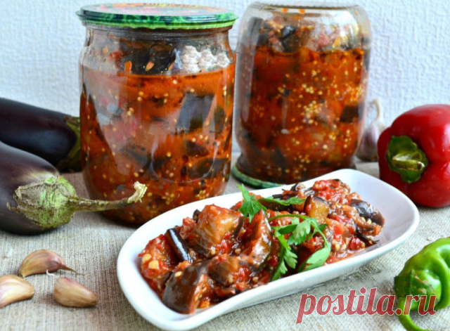 9 САМЫХ ВКУСНЕЙШИХ РЕЦЕПТОВ ИЗ БАКЛАЖАН!

1. Рецепт - из баклажан по-армянски 

Для армянского угощения баклажаны (7кг.) нарезают соломкой, солят и кладут под гнет на ночь. На утро подготовленные баклажаны поджаривают по частям на сковороде (как картошку), смешивают с отдельно поджаренным репчатым луком (2 кг.), также шинкованным соломкой, заправляют измельченным чесноком (100 гp.), солью, готовой смесью хмели-сунели (по вкусу) и полчаса тушат, помешивая массу. Затем раскл...