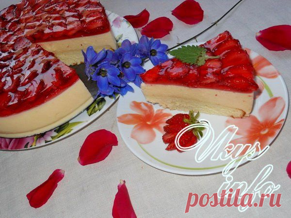 Желейный торт с клубникой Как и у любого торта, основа должна состоять из коржа. Если у вас ещё нет своего проверенного любимого рецепта по выпечке бисквитных коржей, воспользуйтесь нашим. В крутую пену взбейте яичные белки, после чего аккуратно тоненькой струйкой добавьте в них сахар, желтки и просеянную муку. Обязательное