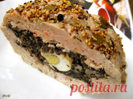 "Фальшивый заяц"(мясной хлебец с лесными грибами и яйцом)

1 кг.куриных грудок, 1 сырое яйцо, 3 ст.л.сметаны, 400 г лесных грибов(заморозка), 1 крупная морковь, 1 луковица 4 дольки чеснока, 3 отварных кур.яйца, соль, перец.
Грудки смолоть, добавить сырое яйцо, натертую сырую морковь, сметану, соль, перец. Вымесить фарш и поставить его охлаждаться в холодильник.
Грибы отвариваем в течении 20 минут, сливаем воду, измельчаем в блендере. Теперь берем форму(лучше силиконовую), ...