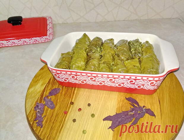 Готовлю «Долму неприлично вкусно» уже лет 30. Расскажу, как я заготавливаю листья и угощаю всех круглый год - Ваши любимые рецепты - медиаплатформа МирТесен Впервые блюдо «Долма» я попробовала лет 25-30 назад, в гостях у своей кумы, она у меня из Молдавии. Уже не помню, по какому случаю, мы тогда собрались, но это была первая половина Июня. Всей компанией мы разместились за большим столом прямо во дворе частного дома. На столе были и другие закуски,