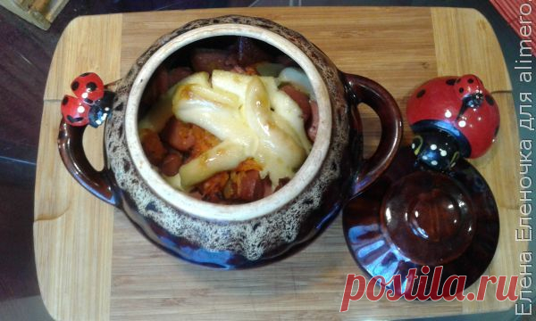 Картошка с сардельками по-деревенски в горшочках