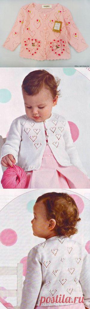 Чудная детская кофточка вязаная ажурными сердечками с декором мини цветочками.