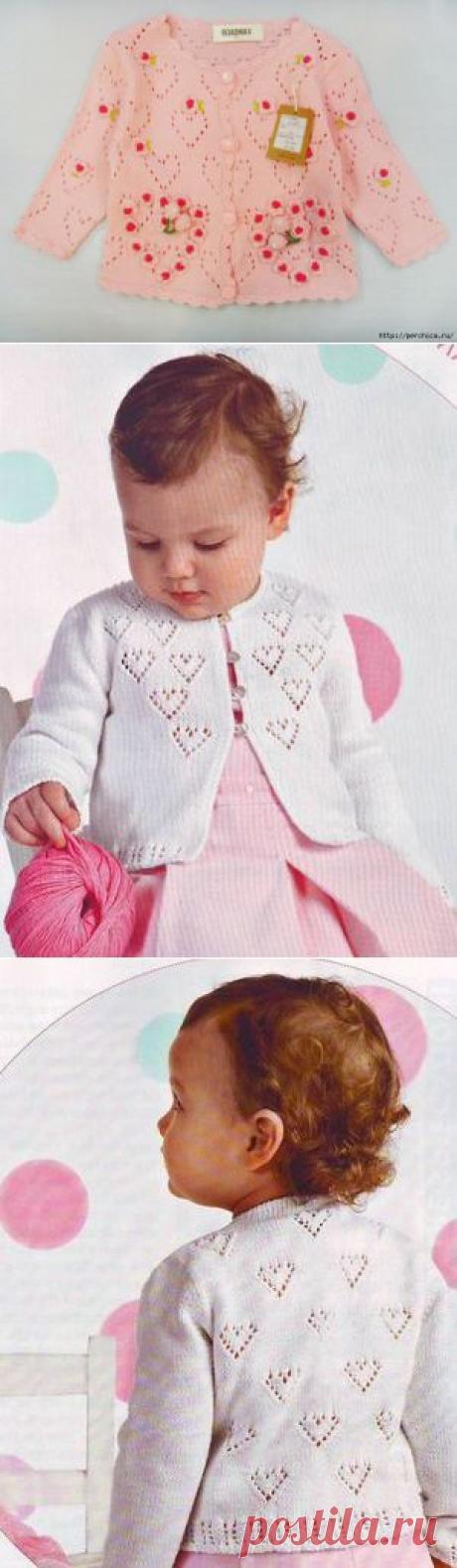 Чудная детская кофточка вязаная ажурными сердечками с декором мини цветочками.
