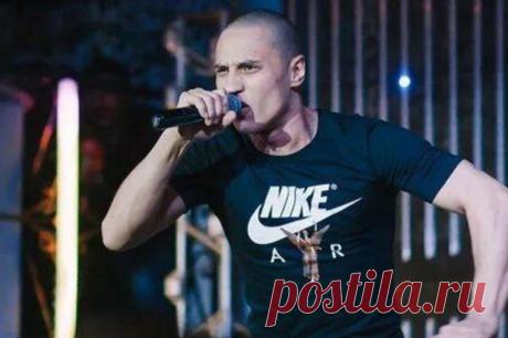 SHOT: в Набережных Челнах двое пытались сорвать концерт рэпера Честный. Злоумышленников задержала полиция.