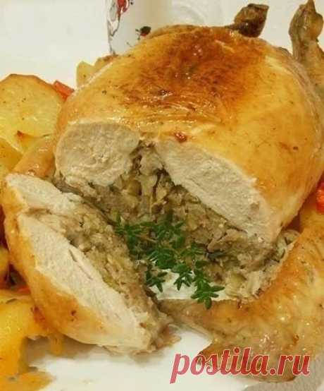 ​Праздничная фаршированная курица без костей 
Ингредиенты:- 1 курица&nbsp;- 1/2 стакана риса&nbsp;- 300 г фарша&nbsp;- 1 лук&nbsp;- 1 баночка грибов&nbsp;- 2 столовые ложки растительного масла&nbsp;- 1 столовая ложка майонеза&nbsp;- соль&nbsp;- перец&nbsp;- специиПриготовление:Курицу разделать, удалив из нее каркас.
От грудинки...