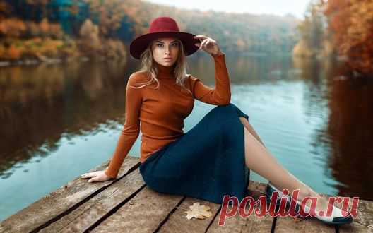 Обои для рабочего стола Девушка в шляпе сидит на мостике у водокма, фотограф Макс Кузин Обои Девушка в шляпе сидит на мостике у водокма, фотограф Макс Кузин - большая фотография или картинка, для размещения на рабочем столе стационарного компьютера, ноутбука или смартфона