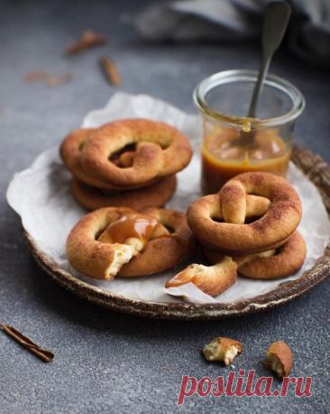 Крендельки на сметане Ингредиенты:Сливочное масло &mdash; 50 г&nbsp;Мелкий сахар &mdash; 60 г&nbsp;Мед &mdash; 5 г&nbsp;Мука &mdash; 130 г&nbsp;Яйцо &mdash; 20 г&nbsp;Сметана густая &mdash; 60 г&nbsp;Сода &mdash; 1 щепотка&nbsp;&nbsp;Соль &mdash; 1 щепотка&nbsp;&nbsp;Корица &mdash; 0,25 ч. л&nbsp;Сахар для...