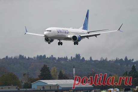Невеста едва не пропустила свадьбу из-за проблем с Boeing 737 Max 9. Невеста призналась, что едва не пропустила свадьбу из-за проблем с самолетами Boeing 737 Max 9, из-за которых в США отменили сотни рейсов. Эмма Дегерштедт рассказала, что 10 января они с женихом должны были вылететь из штата Нью-Джерси в штат Флорида. Но перед вылетом молодожены узнали, что рейс отменен.