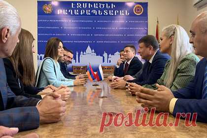 Два города России и Армении стали побратимами. Города Арзамас (Россия) и Вагаршапат (Армения) стали побратимами. Между городами заключен договор, который должен помочь укреплению взаимодействия городов в ряде направлений. В частности, побратимские связи пойдут на пользу торговле и образованию в культурной сфере.