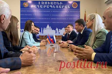 Два города России и Армении стали побратимами. Города Арзамас (Россия) и Вагаршапат (Армения) стали побратимами. Между городами заключен договор, который должен помочь укреплению взаимодействия городов в ряде направлений. В частности, побратимские связи пойдут на пользу торговле и образованию в культурной сфере.