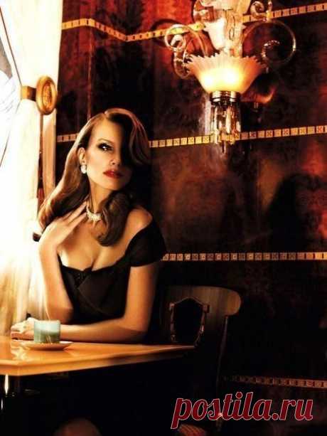 Женщины, как кошки. Любят, когда их гладят, потом любят тех, кто их гладит. Когда гладить перестаешь, они сначала забывают руки, а потом и забывают любить. Вот таким образом происходит все. И не нужно удивляться и задавать вопрос: &quot;А ты что меня уже не любишь?&quot; Вовремя нужно было гладить.