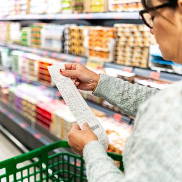 Планирование покупок, замороженные продукты и недорогие источники белка помогают собрать питательный рацион без лишних расходов.