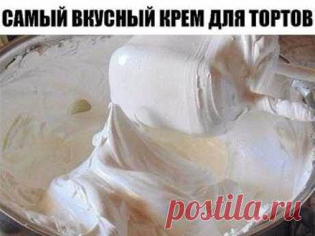 Вкусный крем для торгов
Заварной белковый крем для украшения торта
Ингредиенты:
Яйца — 3 шт. (только белки).
Соль – на кончике ножа.
Сахар – 250 гр.
Кипяченая вода – 100 мл.
Ванилин — 0,5 пакетика (по желанию).
Рецепт приготовления десерта:
Отделяем желтки от белков также как и в предыдущем рецепте. Желтки убираем – они нам не понадобятся.
В белки добавляем соль, после чего взбиваем их в крепкую пену.
В небольшую кастрюльку наливаем воду и засыпаем сахар. Если вы хотите, ч...