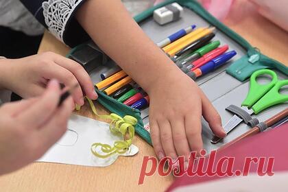 Российского школьника не пустили на урок из-за прически. Шестиклассника в Иркутске не пустили на урок из-за прически. Учителя уверяли мальчика, что «мужики так не ходят» и сравнивали его с транссексуалами. В свою очередь, директор школы №47, где произошел инцидент, опровергла эту информацию. Она отметила, что от занятий подростка не отстраняли.