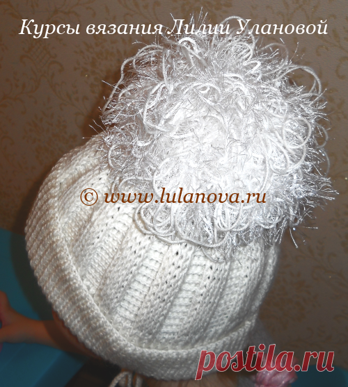 Шапка с большим помпоном