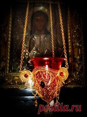 КАК И ЗАЧЕМ ДОМА ЗАЖИГАТЬ ЛАМПАДКУ И ВОСКУРЯТЬ ЛАДАН? 
Лампада (греч. «светильник») — это наполненный маслом светильник, зажигаемый перед иконами, на престоле и семисвечнике. Символическое значение лампады — вечный огонь веры в Христа, разгоняющий тьму зла и неверия. В домах Православных Христиан перед иконами принято вешать или ставить на подставке лампадки. Это древняя благочестивая традиция, которая символизирует непрестанную молитву Христиан к Богу. Если в доме нет лам...