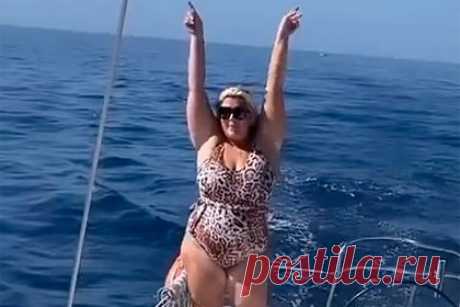 Плюс-сайз-модель показала фигуру в купальнике на видео с яхты. Телезвезда и плюс-сайз-модель Джемма Коллинз показала фигуру на новом откровенном ролике с яхты. 41-летняя знаменитость позировала на борту судна в черно-коричневом купальнике с анималистичным принтом. При этом волосы инфлюэнсерши были распущены, а на ее лице отсутствовал макияж.