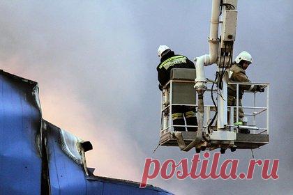 Названа причина крупного пожара на российском мебельном комбинате. Причиной крупного пожара на мебельном комбинате в Забайкальском крае могло стать короткое замыкание. Площадь возгорания в поселке Баляга составила две тысячи квадратных метров. Пожар уже локализован. Загорелись пиломатериалы и восемь домов. В тушении участвовали 120 пожарных. Пострадавших нет.