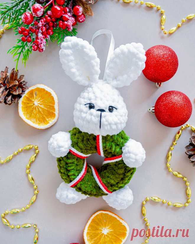 PDF Новогодний венок крючком. FREE crochet pattern; Аmigurumi toy patterns. Амигуруми схемы и описания на русском. Вязаные игрушки и поделки своими руками #amimore - рождественский венок из плюшевой пряжи, елочные украшения к Новому году, плюшевые игрушки на ёлку.
