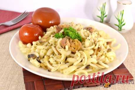 Макароны с курицей и шампиньонами Макароны с курицей и шампиньонами - отличное второе блюдо для разнообразия вашего повседневного стола. Готовится блюдо быстро и просто, а получается невероятно вкусным и сытным.