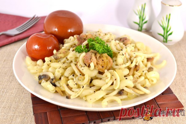 Макароны с курицей и шампиньонами Макароны с курицей и шампиньонами - отличное второе блюдо для разнообразия вашего повседневного стола. Готовится блюдо быстро и просто, а получается невероятно вкусным и сытным.
