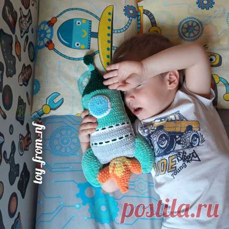 PDF Ракета крючком. FREE crochet pattern; Аmigurumi doll patterns. Амигуруми схемы и описания на русском. Вязаные игрушки и поделки своими руками #amimore - плюшевый космический корабль, ракета из плюшевой пряжи.