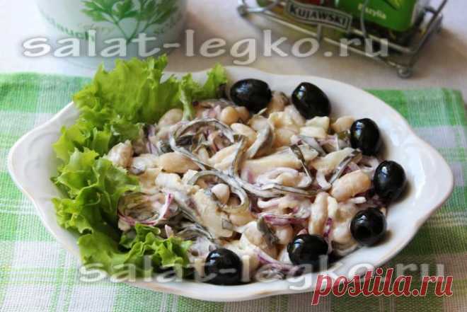 Салат с морской капустой, фасолью и сельдью, рецепт