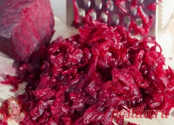 Свекла лечит не хуже лекарств!

Оздоравливающий рецепт из свёклы.

1,5 кг очищенной свёклы порезать на 4-5 частей каждую и залить 2л горячей воды. Варить 1 час на среднем огне. Через час добавить 1 ст л сахара и 1 ст.л. яблочного уксуса. Хранить в холодильнике.

Перед каждой едой 3-4 раза в день выпивать по 30-40 мл свекольного настоя и съедать 1-2 кусочка свёклы. Данный рецепт:

- улучшает качество крови;
- очищает организм- обладает послабляющим, мочегонным эффектом, чис...