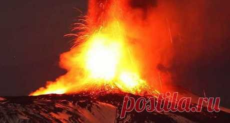Шестнадцатое за год извержение вулкана Этны - / Вчера вечером вулкан Этна проснулся вновь. Шестнадцатый раз за этот год. Самая красивая фаза извержения, высокий фонтан из лавовых брызг - Видео